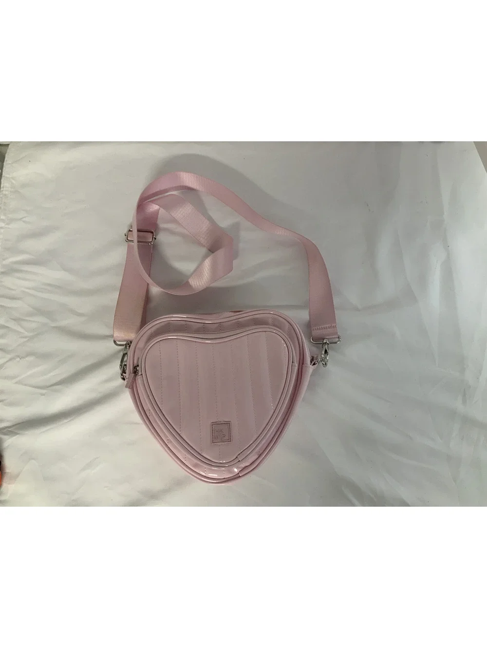 IHKWIP heart crossbody READ DESCRIPTION